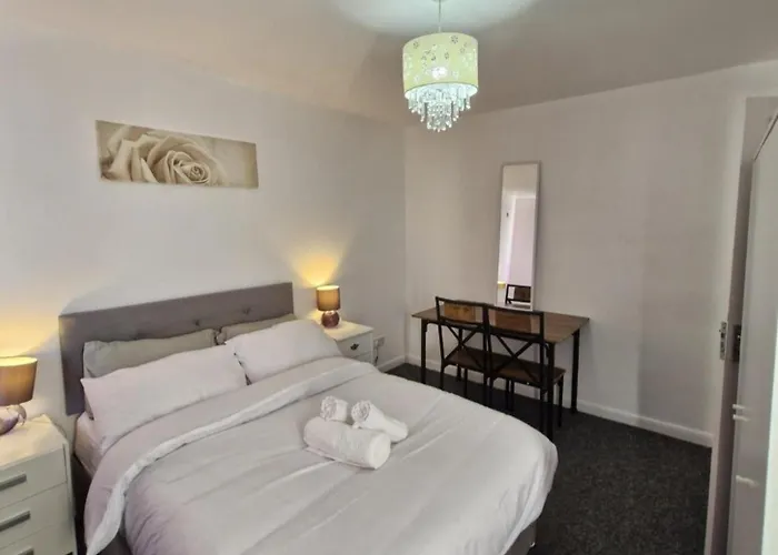 Spacious 3-Bed Home -Private Garden Bbq & Parking